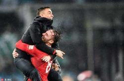 企鹅体育下载链接,球员在底线位置送出不可思议的倒三角传球